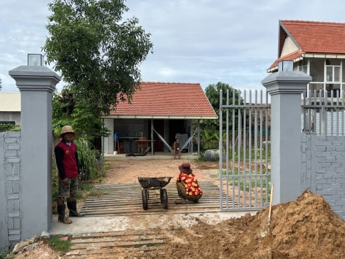 Two houses on a 600 square meters plot in a quiet area in Chreav