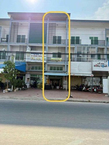 ផ្ទះជួលអាចរកសុីបាននៅលើផ្លូវរដ្ឋធំផ្ទះមាន 5បន្ទប់គេង 6បន្ទប់ទឹកតំលៃជួល 500$ ចរចារកក់១បង់១