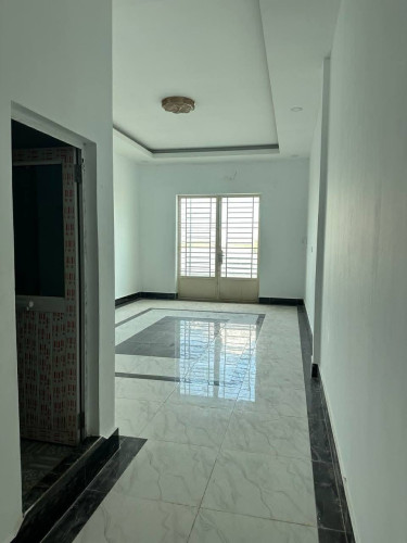 ផ្ទះជួលអាចរកសុីបាននៅលើផ្លូវរដ្ឋធំផ្ទះមាន 5បន្ទប់គេង 6បន្ទប់ទឹកតំលៃជួល 500$ ចរចារកក់១បង់១