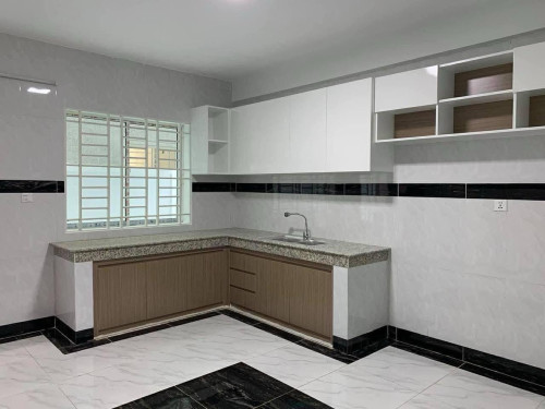 ផ្ទះជួលអាចរកសុីបាននៅលើផ្លូវរដ្ឋធំផ្ទះមាន 5បន្ទប់គេង 6បន្ទប់ទឹកតំលៃជួល 500$ ចរចារកក់១បង់១