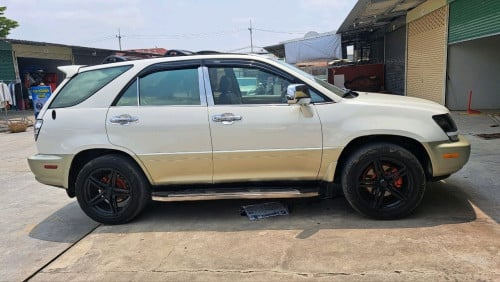 លក់ឡាន Lexus RX300 ឆ្នាំ1999 ប៉ុហ1ពណ៍សរលាំម៉ៃ