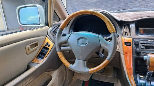 លក់ឡាន Lexus RX300 ឆ្នាំ1999 ប៉ុហ1ពណ៍សរលាំម៉ៃ