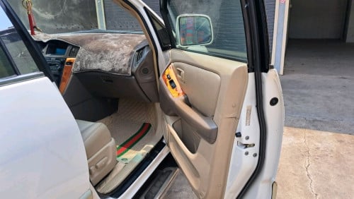 លក់ឡាន Lexus RX300 ឆ្នាំ1999 ប៉ុហ1ពណ៍សរលាំម៉ៃ