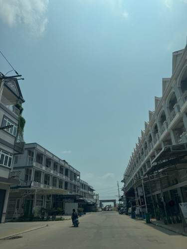 ផ្ទះលក់បន្ទាន់ខ្លាំងតម្លៃក្រោមហាងឆេងបុរីមរកត SH សង្កាត់ព្រៃ-ស