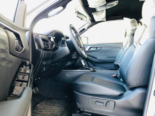 ISUZU D-MAX V-CROSS 2026