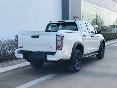 ISUZU D-MAX V-CROSS 2026