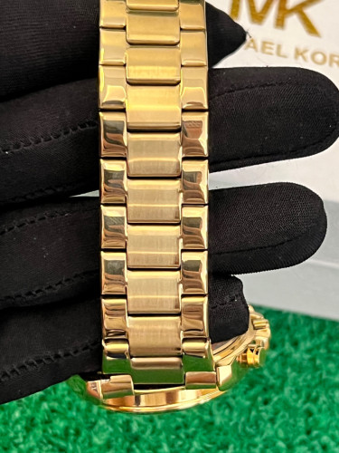 Michael Kors Stainless Steel Watch – Classic Analog Style