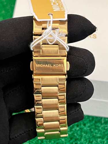 Michael Kors Stainless Steel Watch – Classic Analog Style