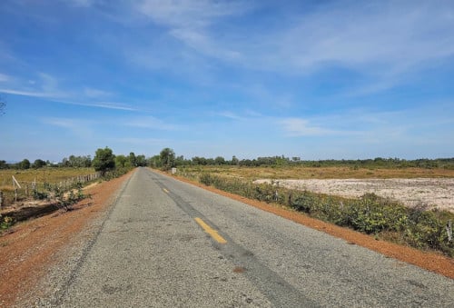 ដីលក់​ប្លង់រឹង​ ក្បាល់ធំ(500m)ជាប់ថ្នល់កៅស៊ូ 15m ​ចុះពីផ្លូវជាតិលេខ​ ៥​ ប្រហែល​ ៨០០ម៉ែត្រ