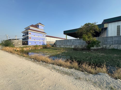 ដីកែងស្អាត  កែងផ្លូវរដ្ឋ16ម៉ែត្រសងខាង ពីចំការដូង ទៅផ្លូវព្រៃស ចុះពីបេតុង 80ម៉ែត្រ ទីតាំងល្អណាស់