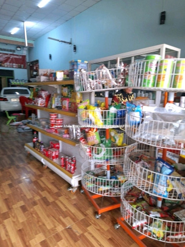 ផ្ទះអាជីវកម្មស្រាបលក់បន្ទាន់ផ្សារត្រាចទីប្រជុំជនរោងចក្រមនុស្សច្រើនកុះករនៅលើផ្លូវជាតិលេខ 5។