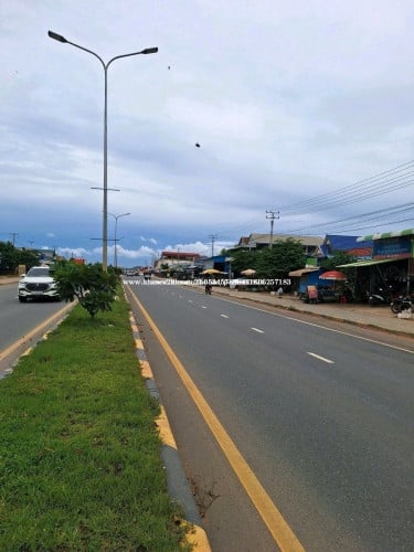 ផ្ទះអាជីវកម្មស្រាបលក់បន្ទាន់ផ្សារត្រាចទីប្រជុំជនរោងចក្រមនុស្សច្រើនកុះករនៅលើផ្លូវជាតិលេខ 5។