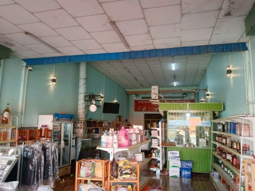 ផ្ទះអាជីវកម្មស្រាបលក់បន្ទាន់ផ្សារត្រាចទីប្រជុំជនរោងចក្រមនុស្សច្រើនកុះករនៅលើផ្លូវជាតិលេខ 5។