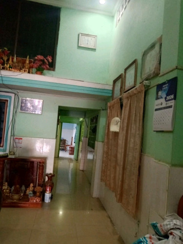 ផ្ទះអាជីវកម្មស្រាបលក់បន្ទាន់ផ្សារត្រាចទីប្រជុំជនរោងចក្រមនុស្សច្រើនកុះករនៅលើផ្លូវជាតិលេខ 5។