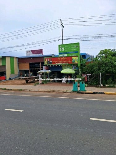 ផ្ទះអាជីវកម្មស្រាបលក់បន្ទាន់ផ្សារត្រាចទីប្រជុំជនរោងចក្រមនុស្សច្រើនកុះករនៅលើផ្លូវជាតិលេខ 5។