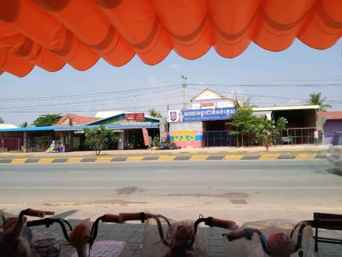 ផ្ទះអាជីវកម្មស្រាបលក់បន្ទាន់ផ្សារត្រាចទីប្រជុំជនរោងចក្រមនុស្សច្រើនកុះករនៅលើផ្លូវជាតិលេខ 5។