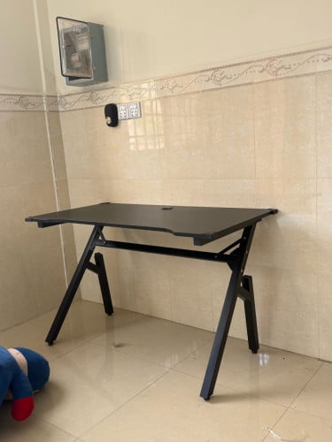 Gaming desk with carbon top