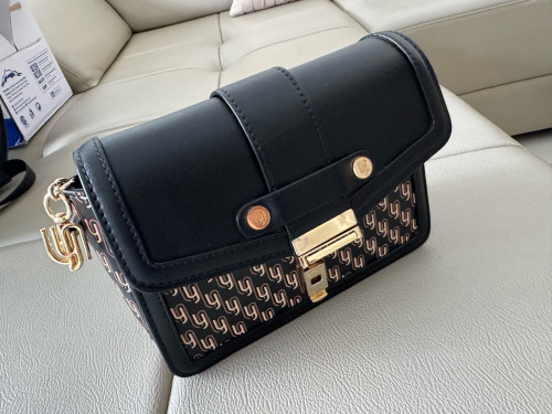 Resell លក់វិញ កាបូប ហ្សុីន ប្រេនល្បី LYN