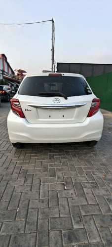 Sell Toyota Vitz 2014 Smart Key ពណ៌សកាម៉ៃ ស៊ីនមួយជុំសូម្បីតែកាង