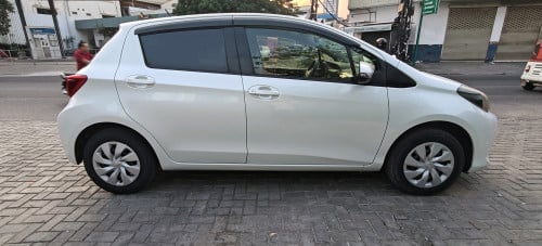 Sell Toyota Vitz 2014 Smart Key ពណ៌សកាម៉ៃ ស៊ីនមួយជុំសូម្បីតែកាង