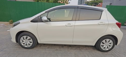 Sell Toyota Vitz 2014 Smart Key ពណ៌សកាម៉ៃ ស៊ីនមួយជុំសូម្បីតែកាង