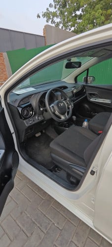 Sell Toyota Vitz 2014 Smart Key ពណ៌សកាម៉ៃ ស៊ីនមួយជុំសូម្បីតែកាង