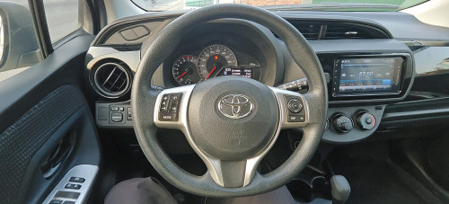 Sell Toyota Vitz 2014 Smart Key ពណ៌សកាម៉ៃ ស៊ីនមួយជុំសូម្បីតែកាង