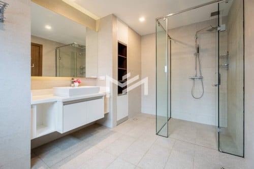 Spacious 1 Bedroom Apartment for RENT in BKK1 with Gym and Pool