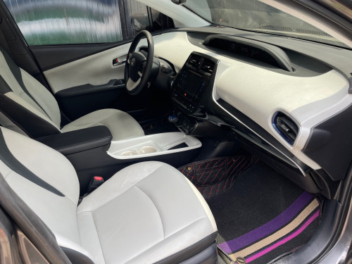 TOYOTA Pruis Touring ហ្វូលអុបសិន​  ឆ្នាំ2016​  ក្នុងសរ​  ពណ៌ប្រផេះ​  សន្លឹកពន្ធថ្មី​ សំបុកឃ្មុំសុីន​