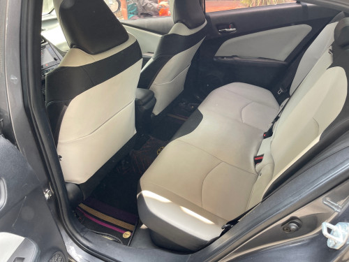 TOYOTA Pruis Touring ហ្វូលអុបសិន​  ឆ្នាំ2016​  ក្នុងសរ​  ពណ៌ប្រផេះ​  សន្លឹកពន្ធថ្មី​ សំបុកឃ្មុំសុីន​