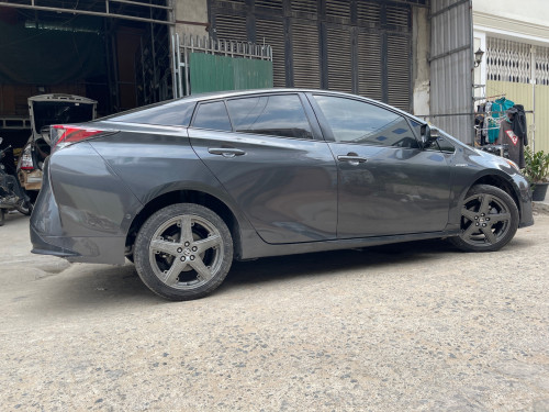 TOYOTA Pruis Touring ហ្វូលអុបសិន​  ឆ្នាំ2016​  ក្នុងសរ​  ពណ៌ប្រផេះ​  សន្លឹកពន្ធថ្មី​ សំបុកឃ្មុំសុីន​
