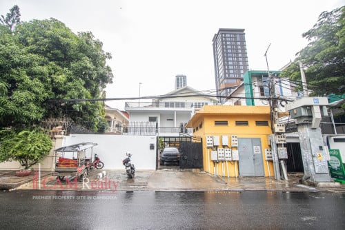 11 Bedroom Villa With Private Pool For Rent in BKK1