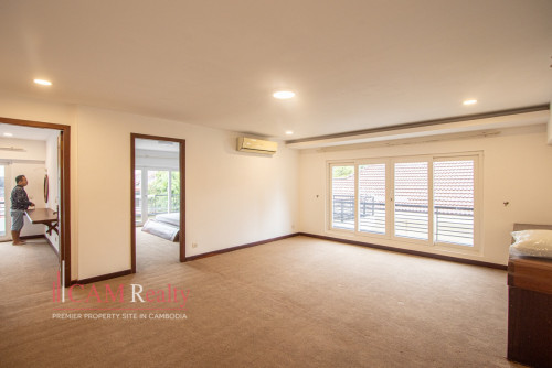 11 Bedroom Villa With Private Pool For Rent in BKK1