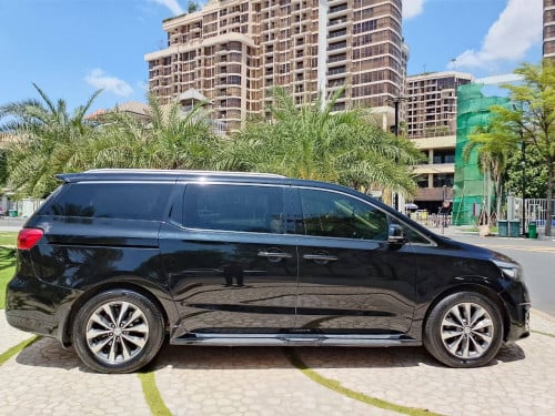 2017 Kia Carnival Diesel - 11 seats - full options