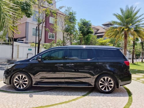 2017 Kia Carnival Diesel - 11 seats - full options