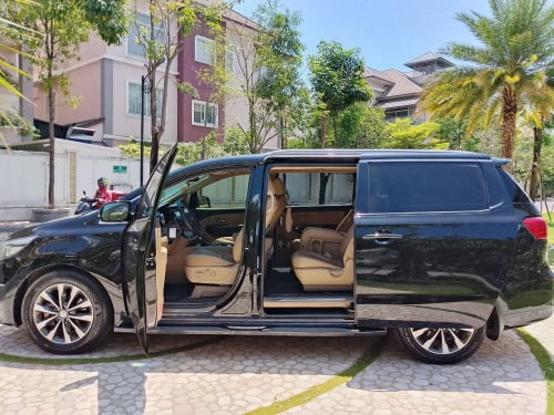 2017 Kia Carnival Diesel - 11 seats - full options