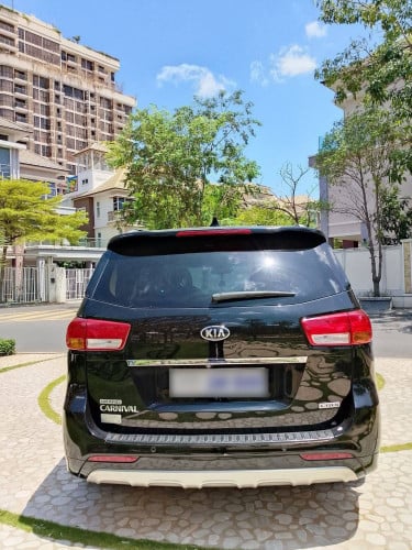2017 Kia Carnival Diesel - 11 seats - full options
