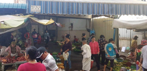 ផ្ទះលក់បន្ទាន់ ក្នុងផ្សារស្ទឹងមានជ័យ