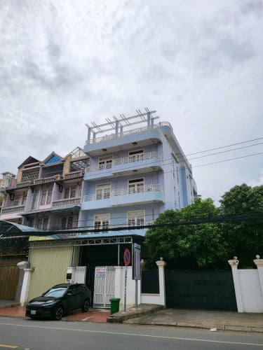 ផ្ទះល្វែងអាជីវកម្ម លើផ្លូវធំ ជិតផ្សារ ជិតសាលារៀន ជិតពេទ្យ