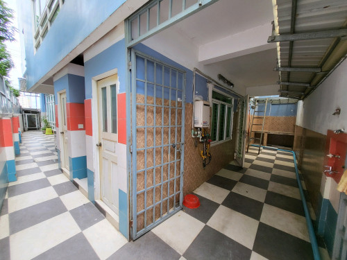 ផ្ទះល្វែងអាជីវកម្ម លើផ្លូវធំ ជិតផ្សារ ជិតសាលារៀន ជិតពេទ្យ