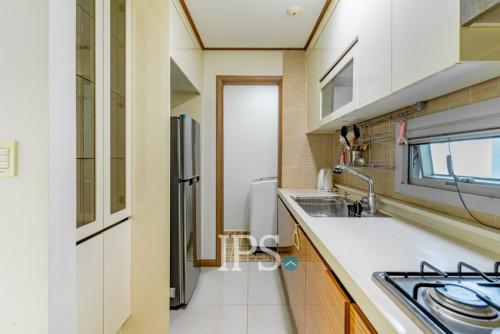 #FORSALE Luxury 1-Bedroom Condo -📍De Castle Royal, BKK1, Phnom Penh