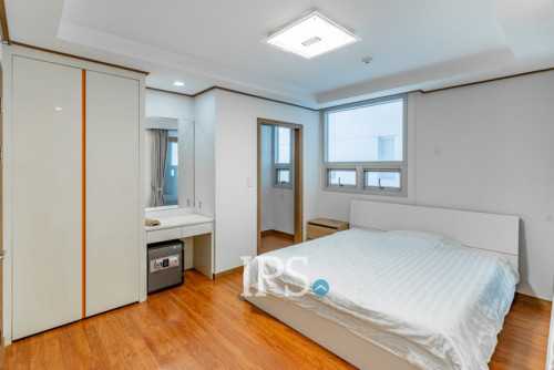 #FORSALE Luxury 1-Bedroom Condo -📍De Castle Royal, BKK1, Phnom Penh