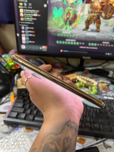 iPhone 11 Pro Max / 256g / មានស្កេន / អេក្រង់ហ្សុីន លក់តំលៃក្រោមក្រោមទីផ្សារ 215$ ដាច់