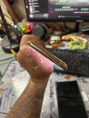 iPhone 11 Pro Max / 256g / មានស្កេន / អេក្រង់ហ្សុីន លក់តំលៃក្រោមក្រោមទីផ្សារ 215$ ដាច់
