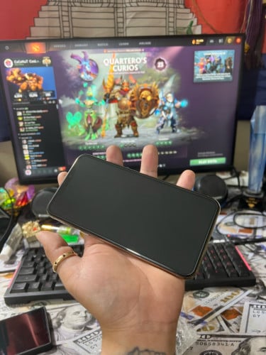 iPhone 11 Pro Max / 256g / មានស្កេន / អេក្រង់ហ្សុីន លក់តំលៃក្រោមក្រោមទីផ្សារ 215$ ដាច់