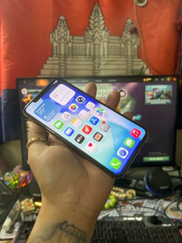 iPhone 11 Pro Max / 256g / មានស្កេន / អេក្រង់ហ្សុីន លក់តំលៃក្រោមក្រោមទីផ្សារ 215$ ដាច់