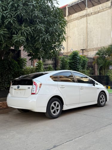 Prius 2014 Option 3 ឡានស្អាតលាស់