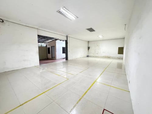 Warehouse for Rent at Boeng Trabek. Perfect for business.