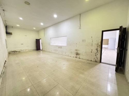 Warehouse for Rent at Boeng Trabek. Perfect for business.