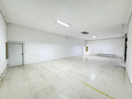 Warehouse for Rent at Boeng Trabek. Perfect for business.